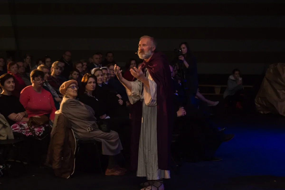 Misterium pasyjne w wykonaniu grupy Rzeczpospolita Apostolska (zdjęcia, wideo)