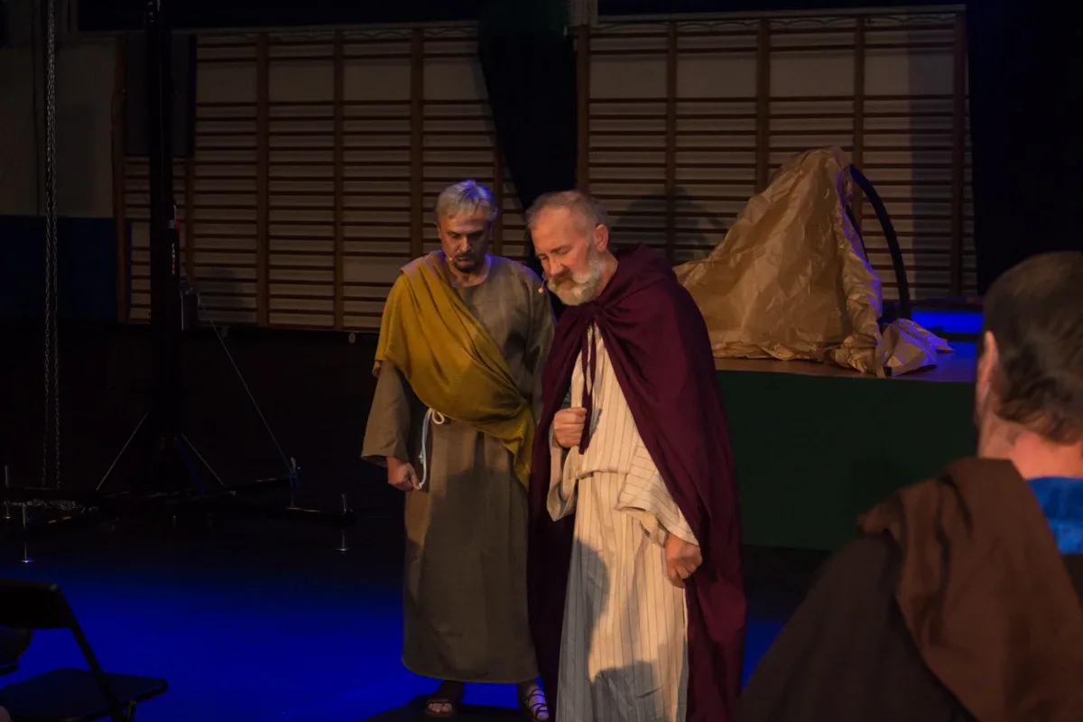 Misterium pasyjne w wykonaniu grupy Rzeczpospolita Apostolska (zdjęcia, wideo)