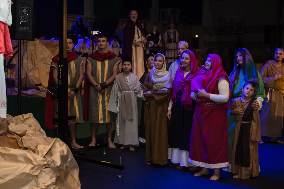 Misterium pasyjne w wykonaniu grupy Rzeczpospolita Apostolska (zdjęcia, wideo)