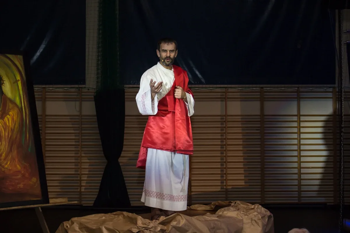 Misterium pasyjne w wykonaniu grupy Rzeczpospolita Apostolska (zdjęcia, wideo)