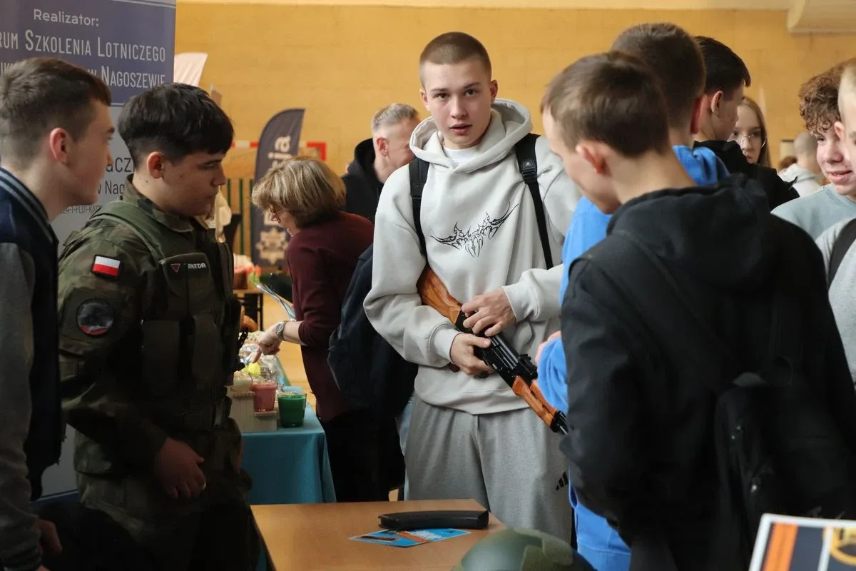 Tłumy młodzieży i mnóstwo pytań. Tak wyglądały Ostrowskie Targi Edukacyjne (zdjęcia, wideo)