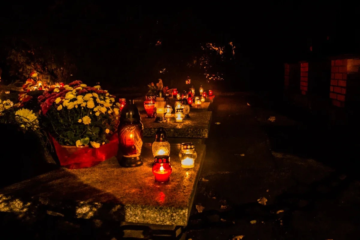Ostrowski cmentarz nocą - zobacz zdjęcia