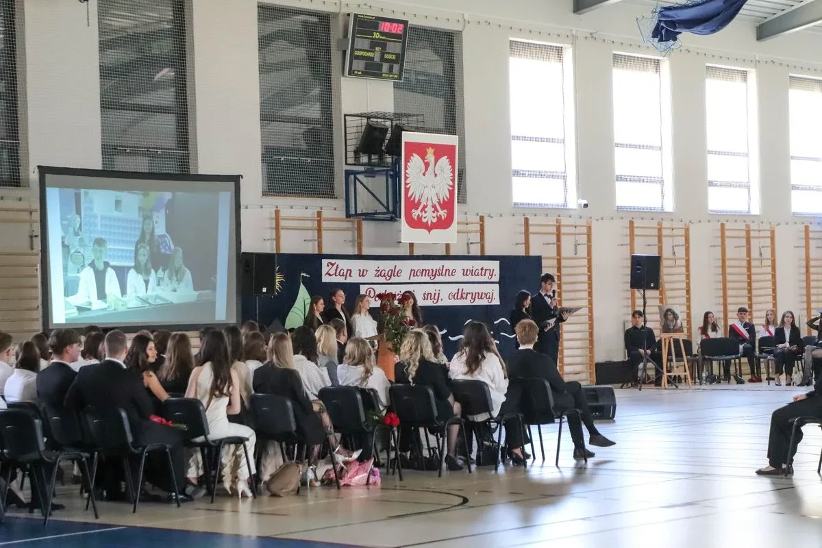 Koniec szkoły, czas na maturę. Uczniowie "Koperniczka" pożegnali szkolne ławki (zdjęcia, wideo)