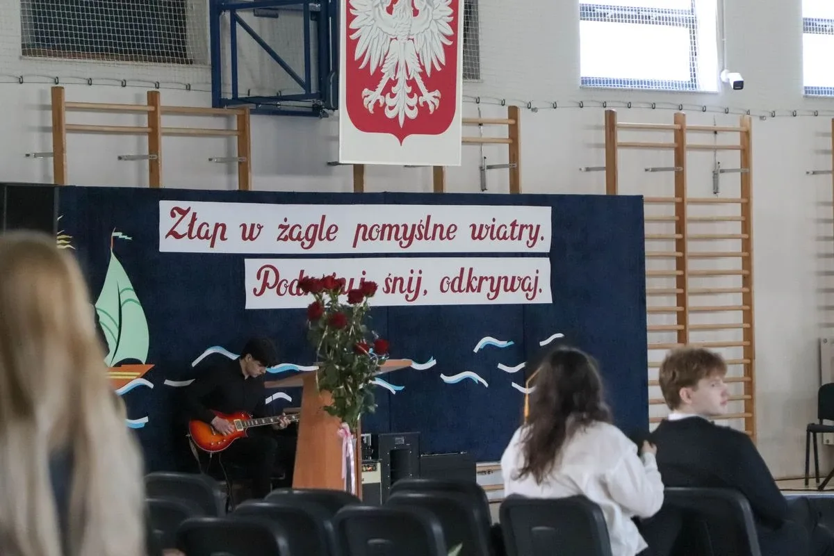 Koniec szkoły, czas na maturę. Uczniowie "Koperniczka" pożegnali szkolne ławki (zdjęcia, wideo)