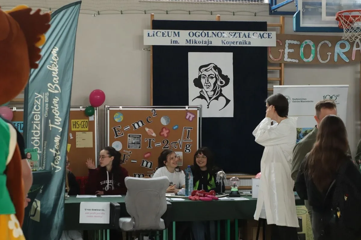 Tłumy młodzieży i mnóstwo pytań. Tak wyglądały Ostrowskie Targi Edukacyjne (zdjęcia, wideo)