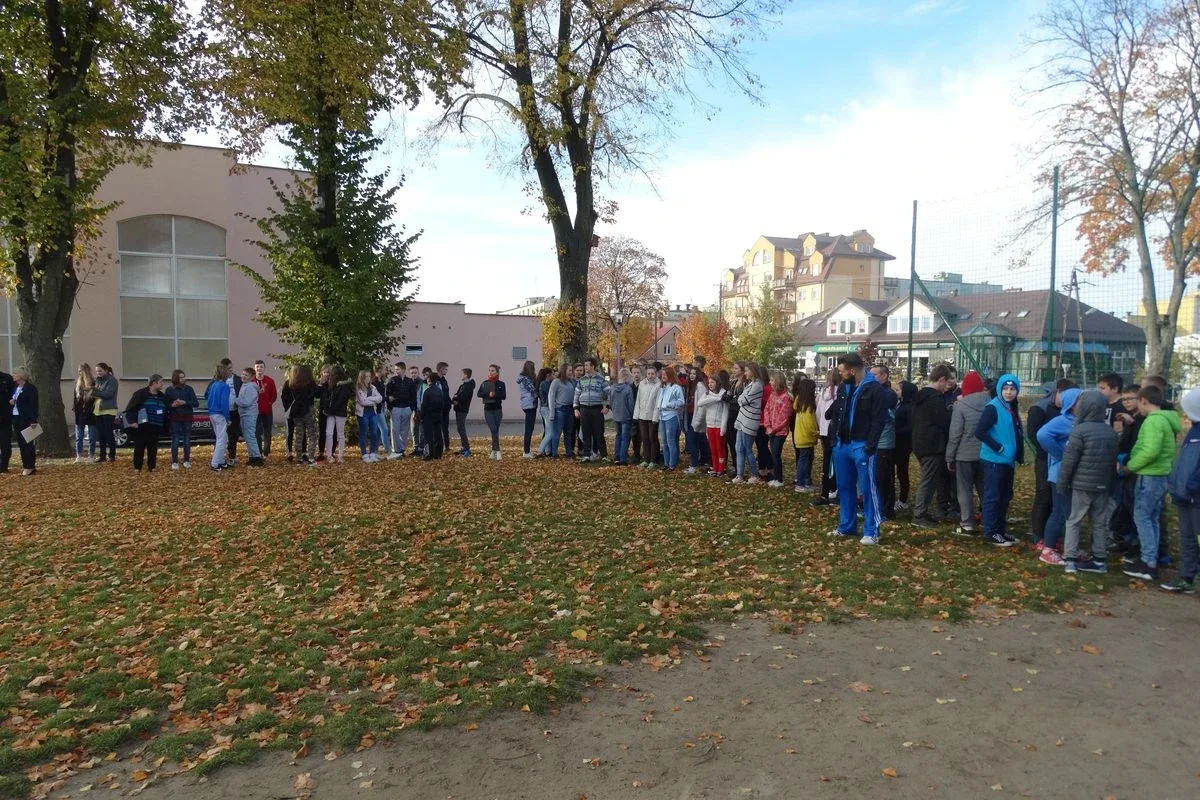 Ewakuacja społeczności szkolnej ostrowskiej "dwójki" (zdjęcia)