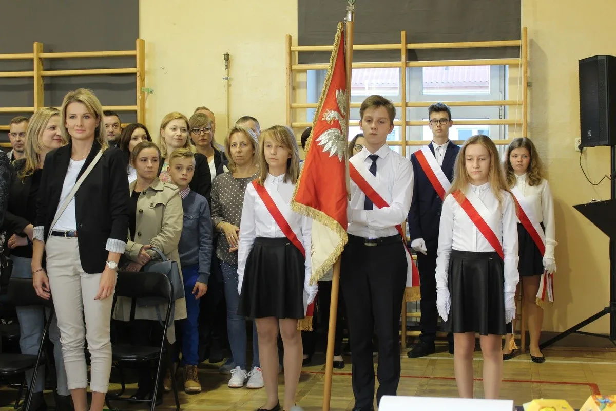 Ślubowanie pierwszaków w ostrowskiej "jedynce" (zdjęcia)