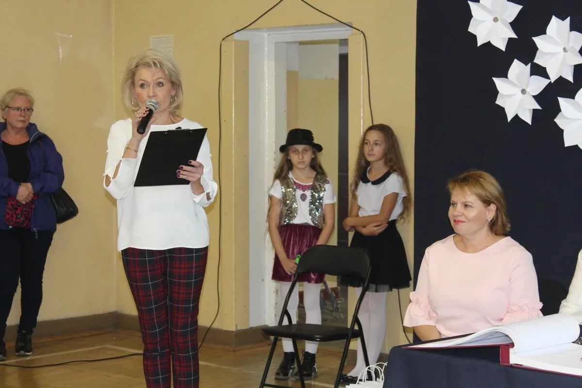 Ślubowanie pierwszaków w ostrowskiej "jedynce" (zdjęcia)