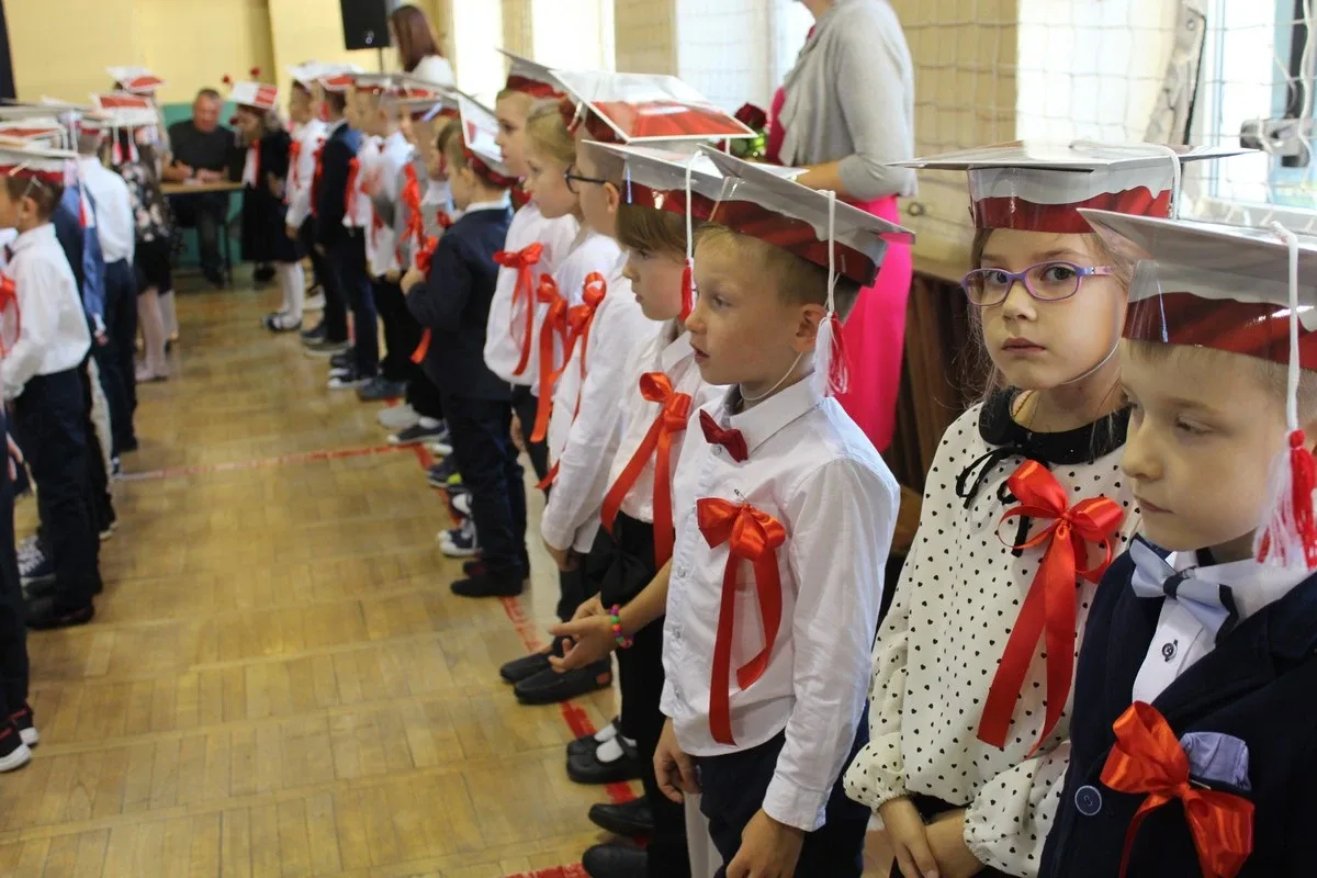 Ślubowanie pierwszaków w ostrowskiej "jedynce" (zdjęcia)