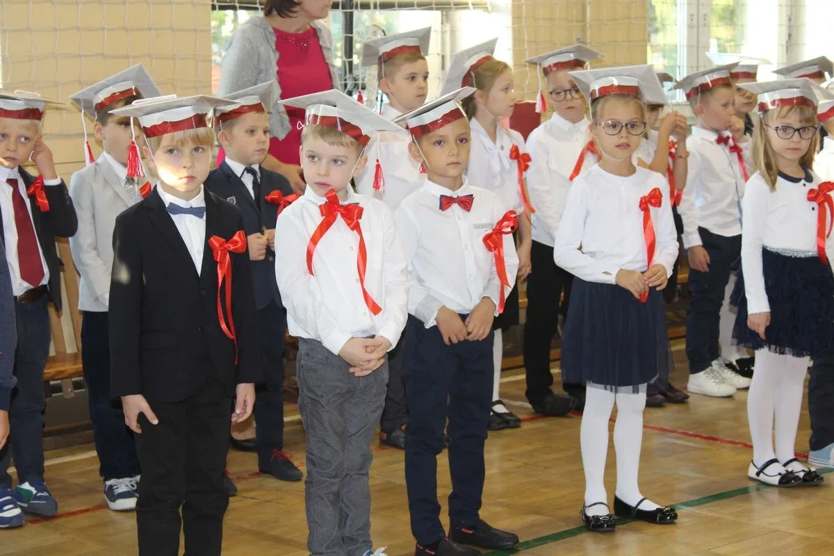 Ślubowanie pierwszaków w ostrowskiej "jedynce" (zdjęcia)