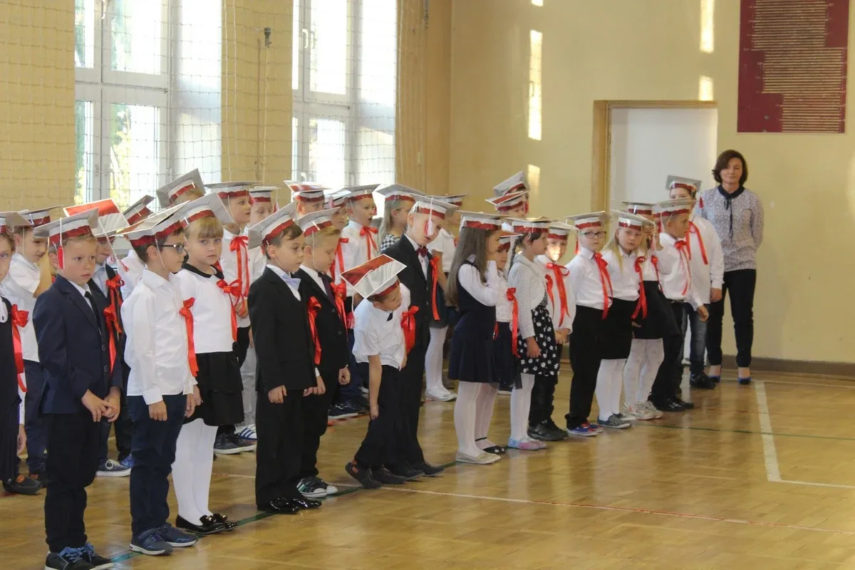 Ślubowanie pierwszaków w ostrowskiej "jedynce" (zdjęcia)