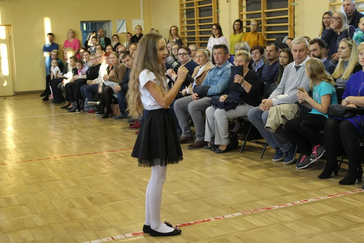 Ślubowanie pierwszaków w ostrowskiej "jedynce" (zdjęcia)