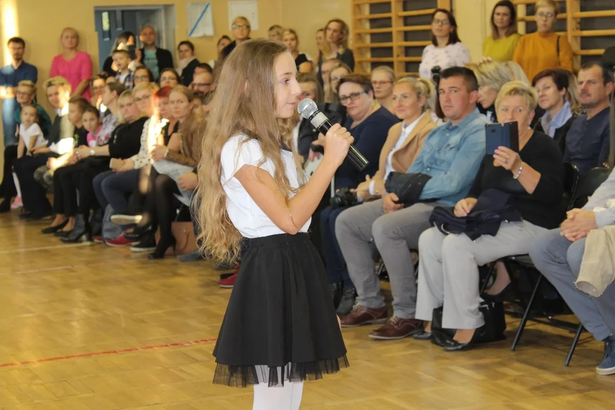 Ślubowanie pierwszaków w ostrowskiej "jedynce" (zdjęcia)