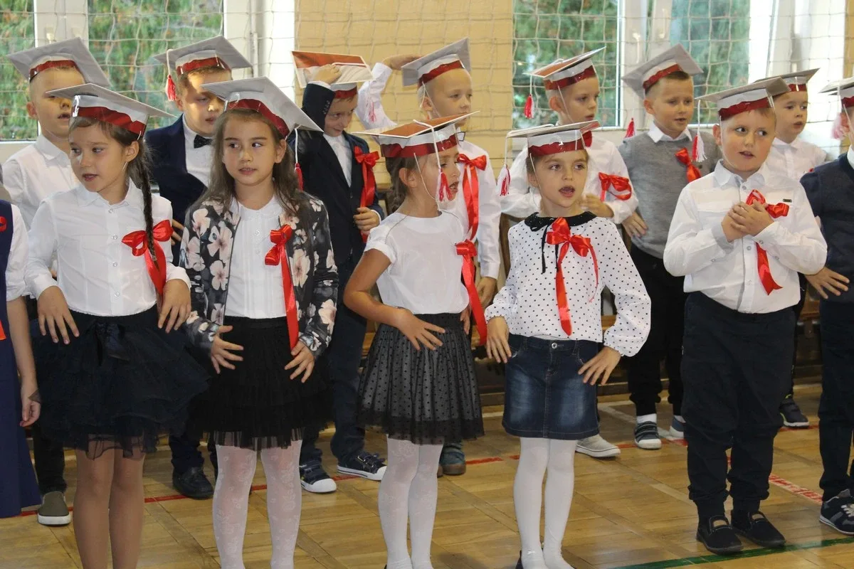Ślubowanie pierwszaków w ostrowskiej "jedynce" (zdjęcia)