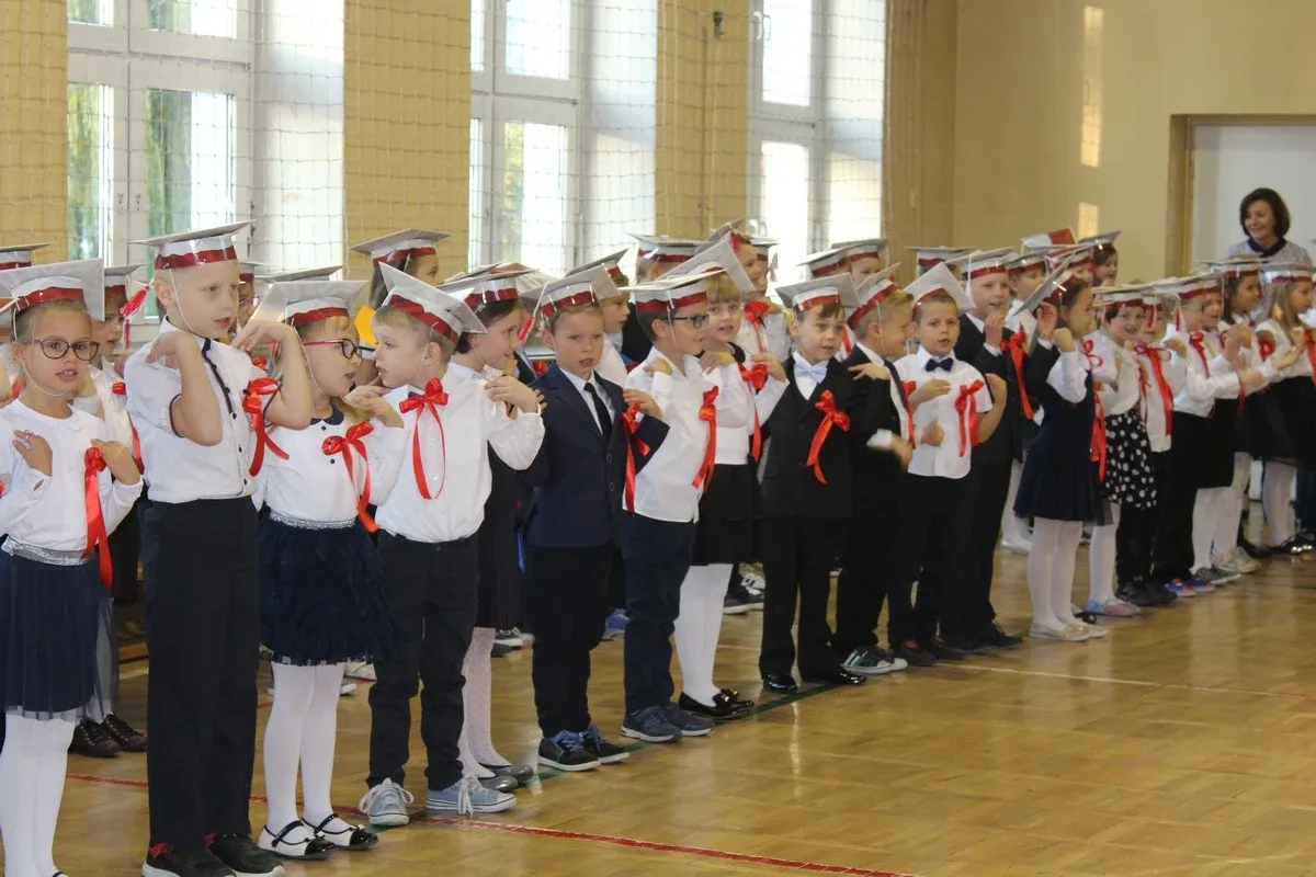 Ślubowanie pierwszaków w ostrowskiej "jedynce" (zdjęcia)
