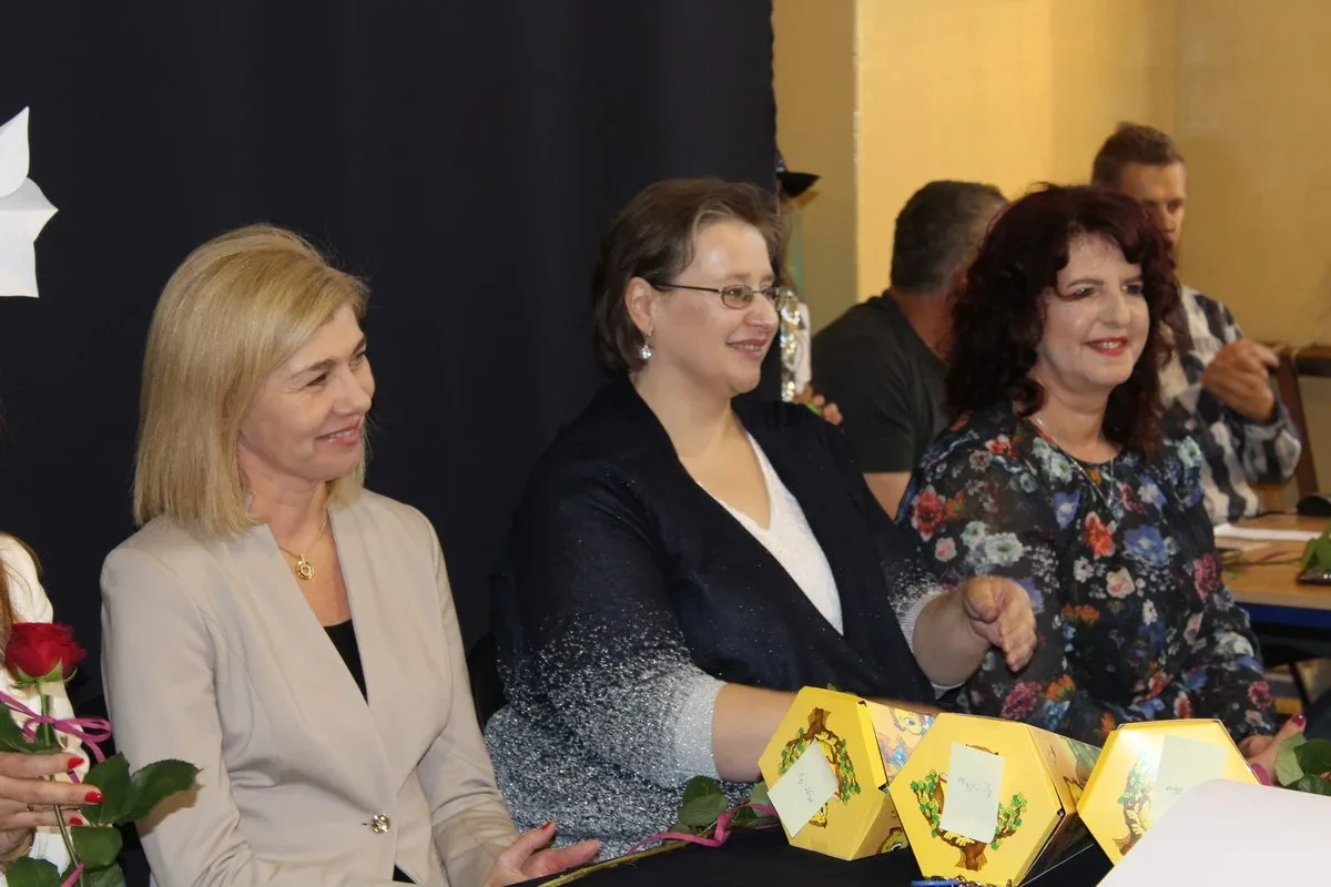 Ślubowanie pierwszaków w ostrowskiej "jedynce" (zdjęcia)