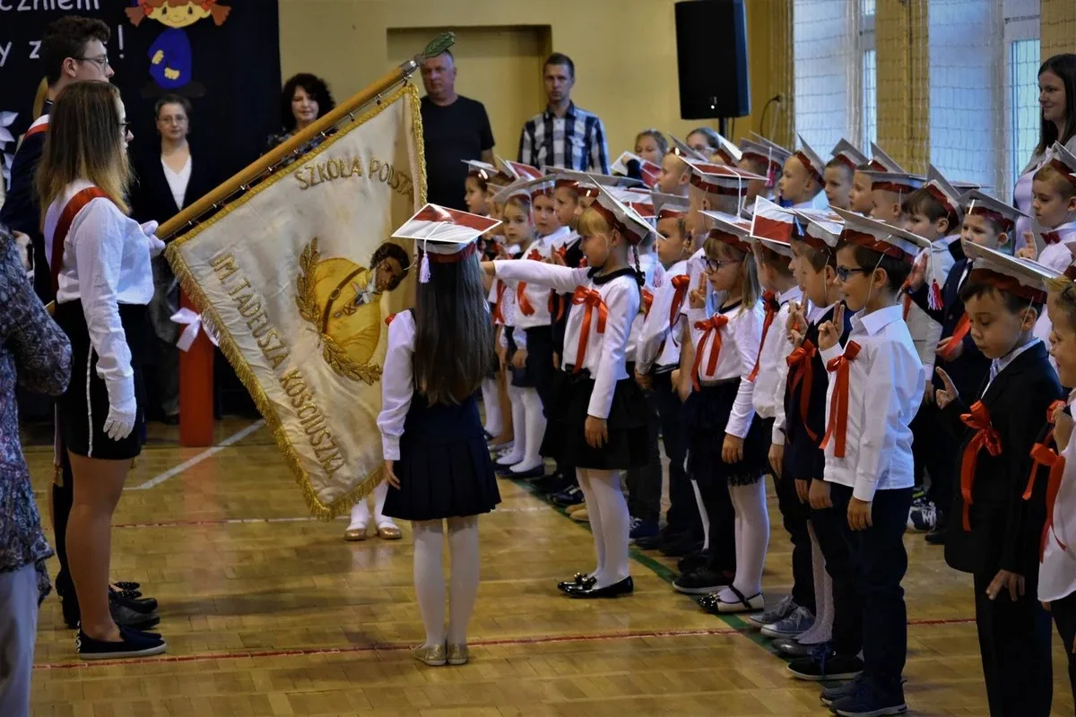 Ślubowanie pierwszaków w ostrowskiej "jedynce" (zdjęcia)
