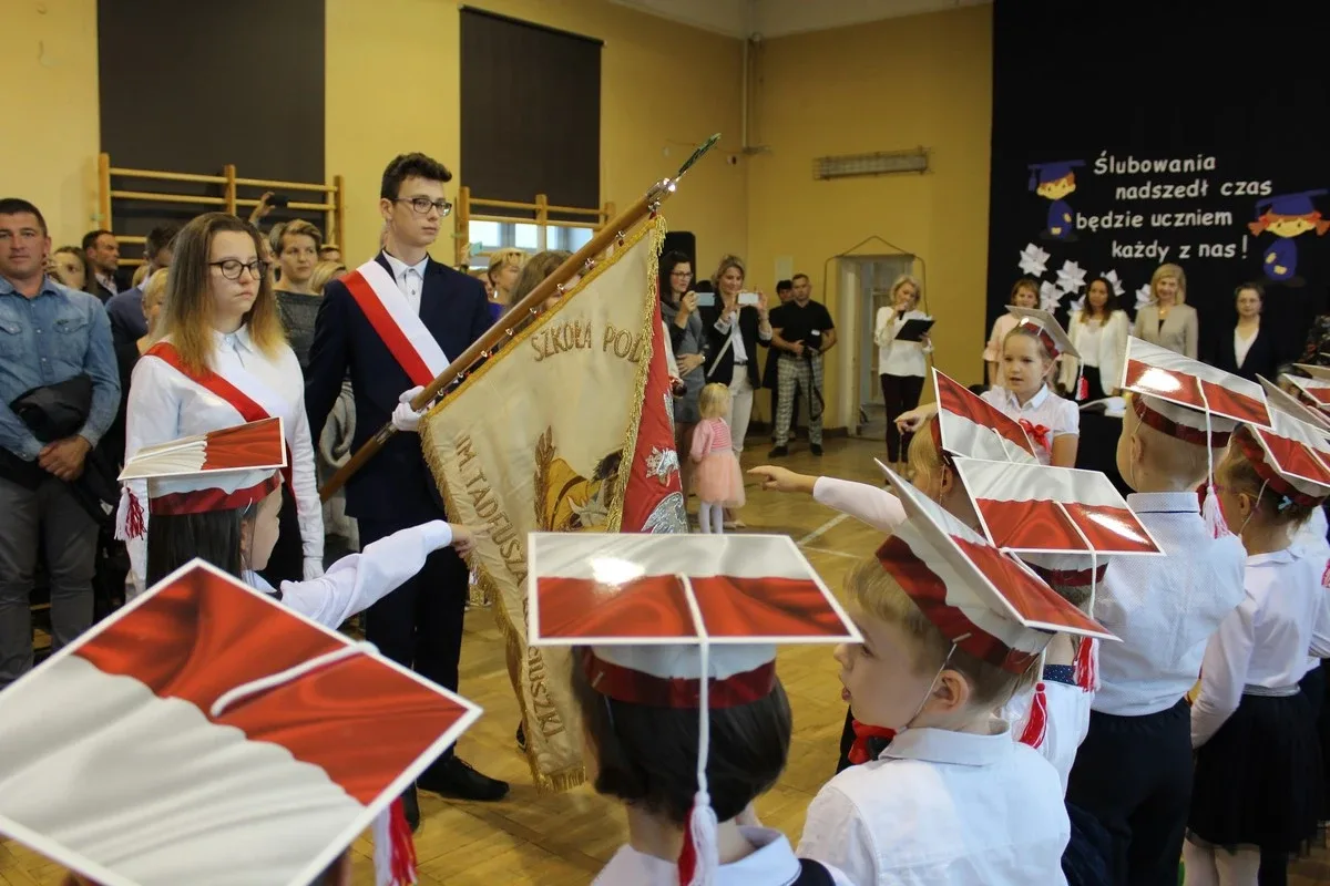 Ślubowanie pierwszaków w ostrowskiej "jedynce" (zdjęcia)