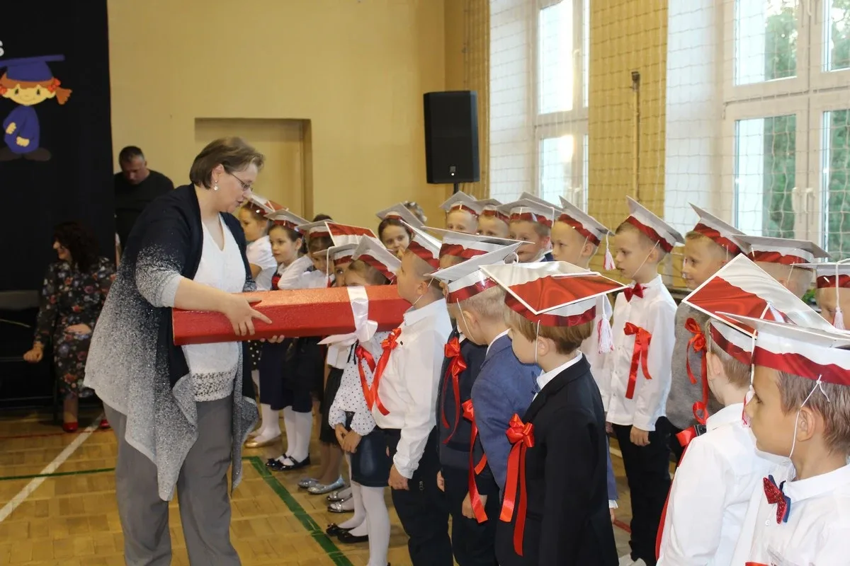 Ślubowanie pierwszaków w ostrowskiej "jedynce" (zdjęcia)