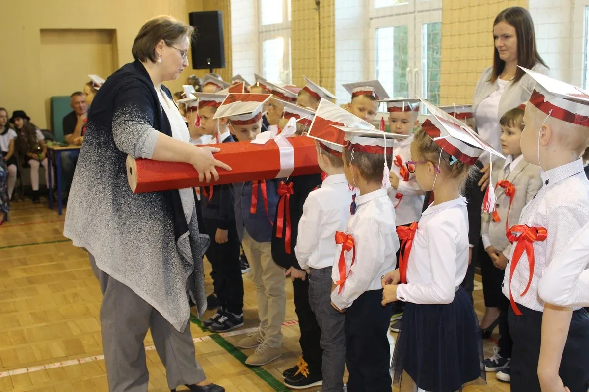 Ślubowanie pierwszaków w ostrowskiej "jedynce" (zdjęcia)