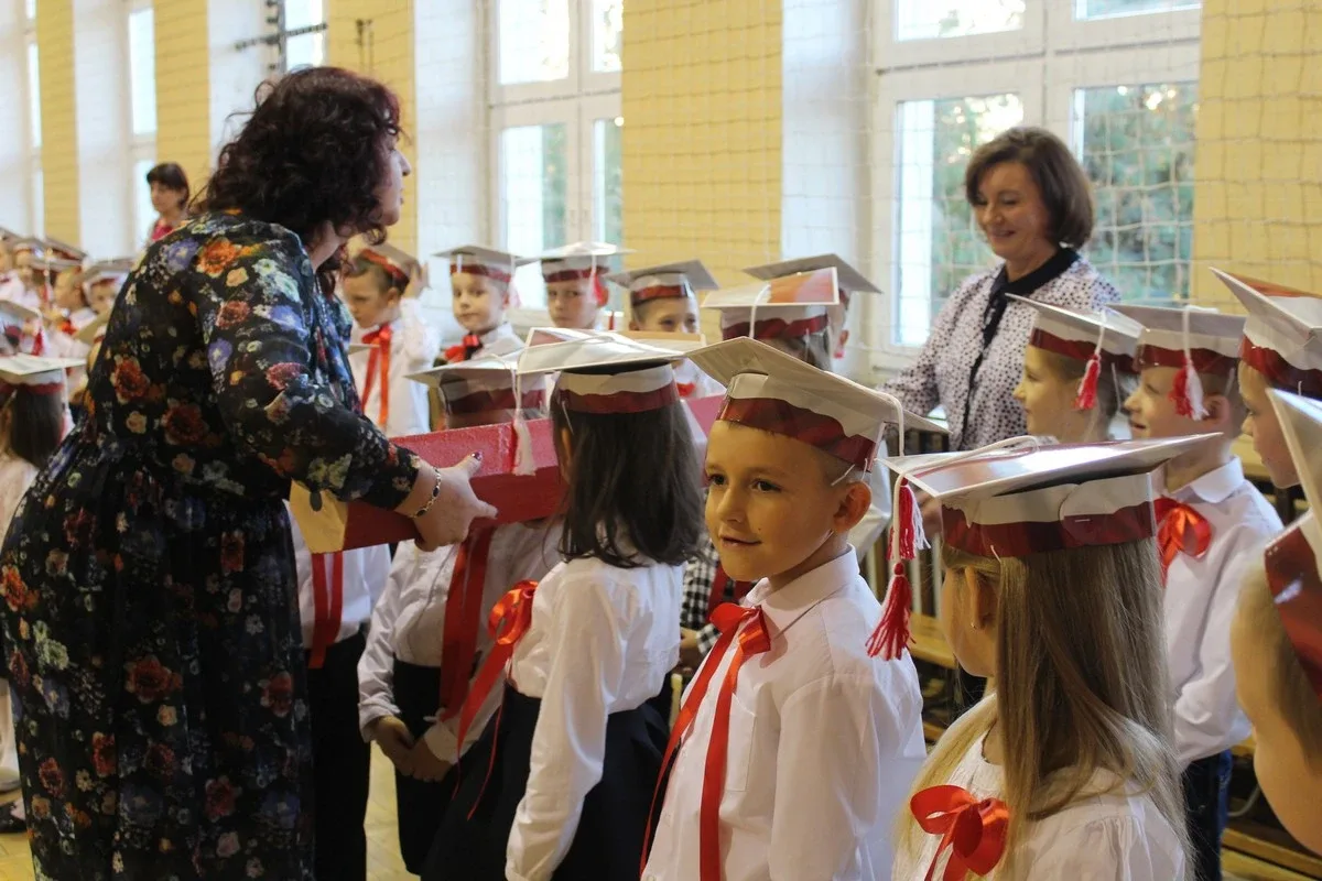 Ślubowanie pierwszaków w ostrowskiej "jedynce" (zdjęcia)