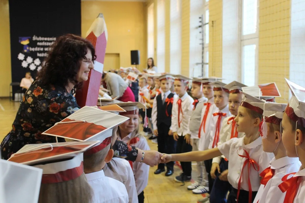 Ślubowanie pierwszaków w ostrowskiej "jedynce" (zdjęcia)