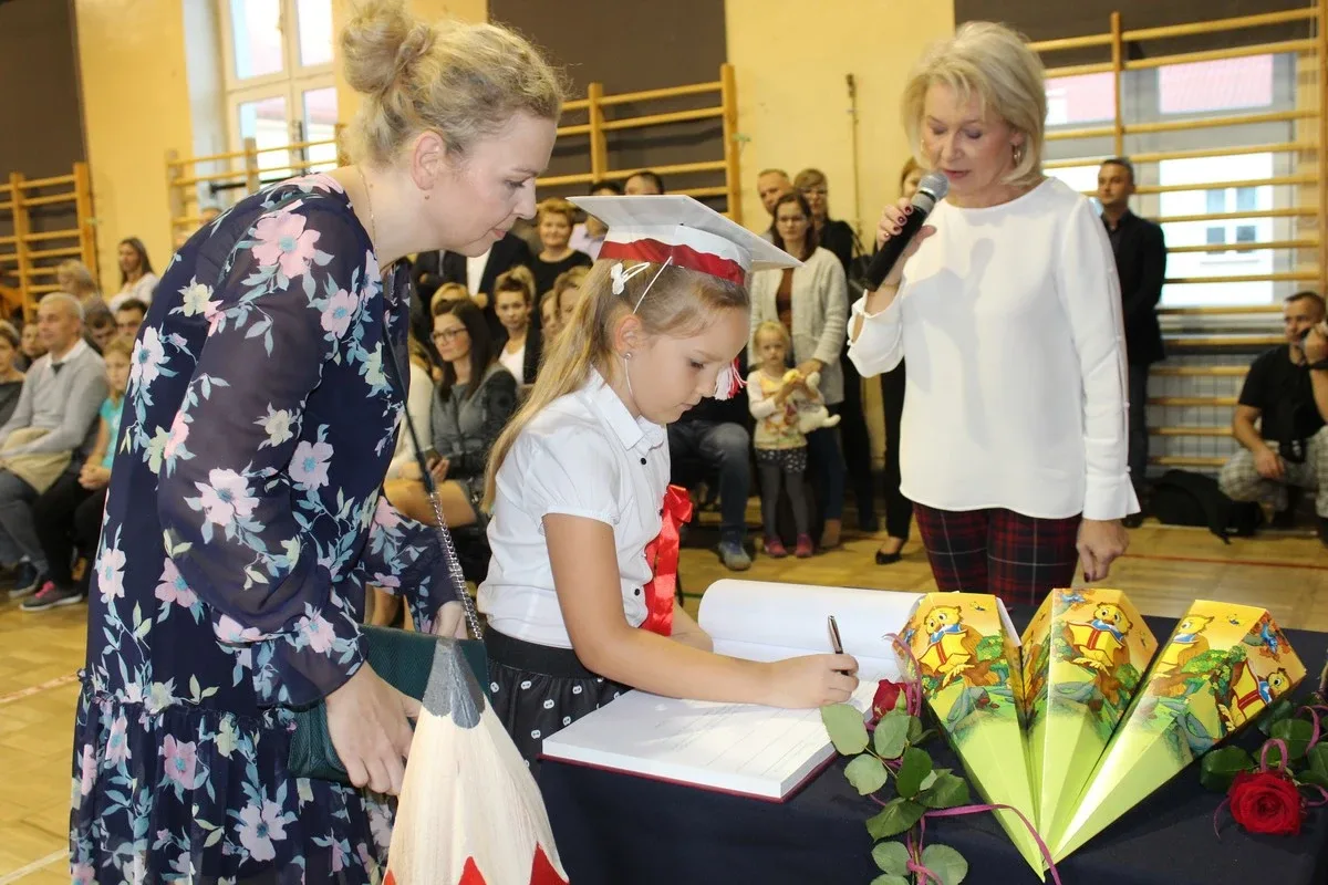 Ślubowanie pierwszaków w ostrowskiej "jedynce" (zdjęcia)