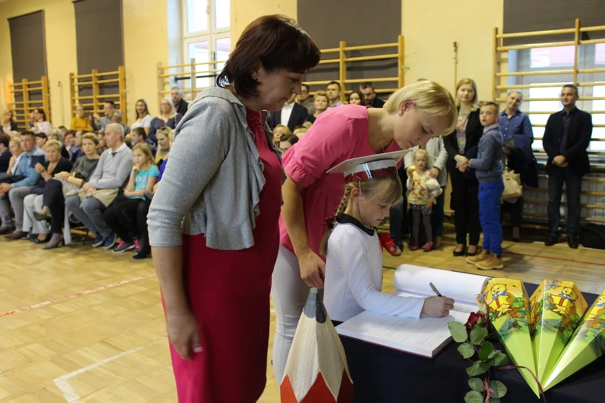 Ślubowanie pierwszaków w ostrowskiej "jedynce" (zdjęcia)