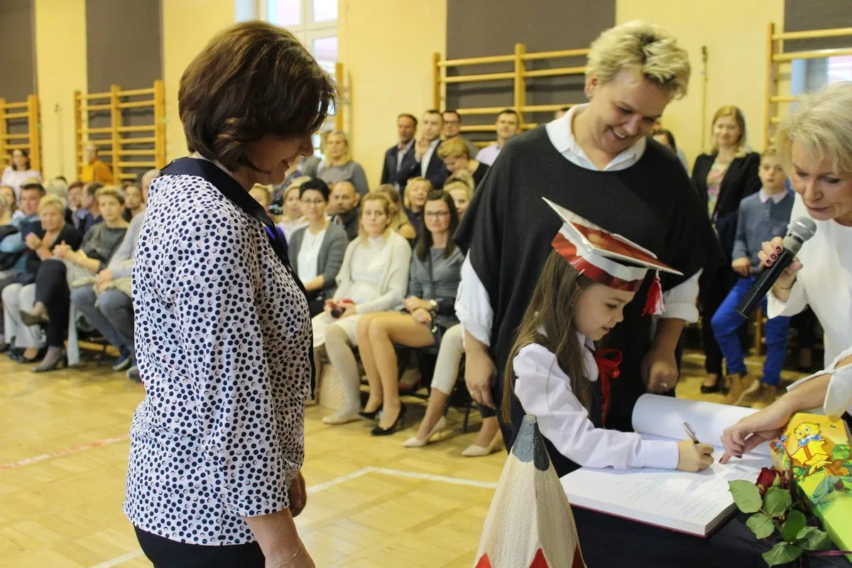 Ślubowanie pierwszaków w ostrowskiej "jedynce" (zdjęcia)