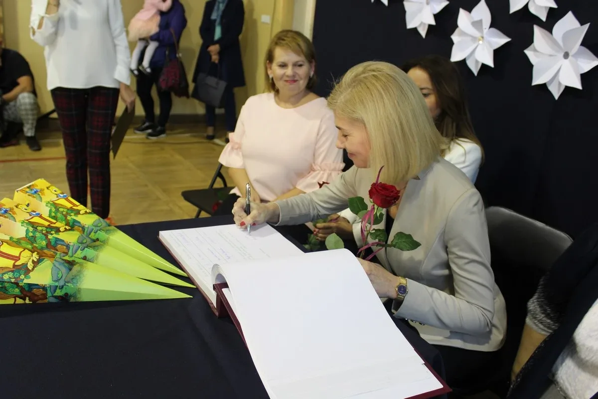 Ślubowanie pierwszaków w ostrowskiej "jedynce" (zdjęcia)