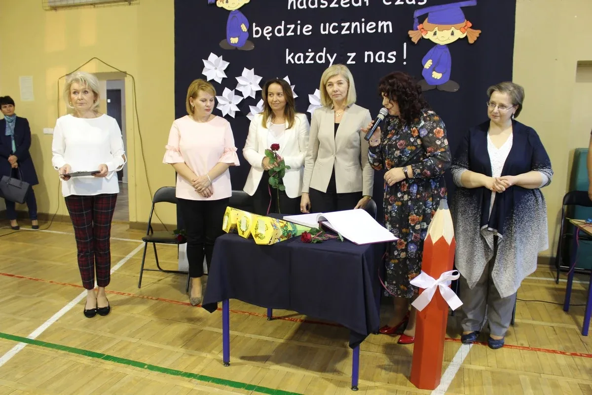 Ślubowanie pierwszaków w ostrowskiej "jedynce" (zdjęcia)