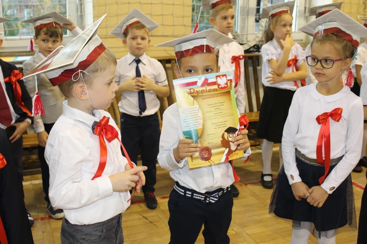 Ślubowanie pierwszaków w ostrowskiej "jedynce" (zdjęcia)