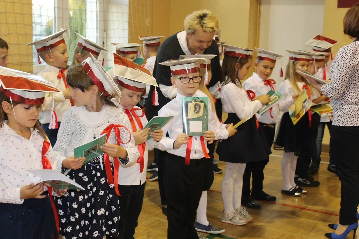 Ślubowanie pierwszaków w ostrowskiej "jedynce" (zdjęcia)