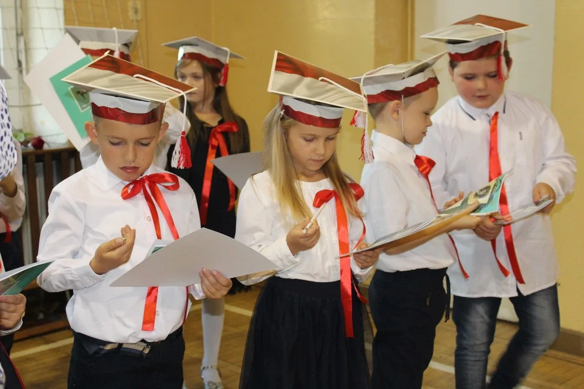 Ślubowanie pierwszaków w ostrowskiej "jedynce" (zdjęcia)