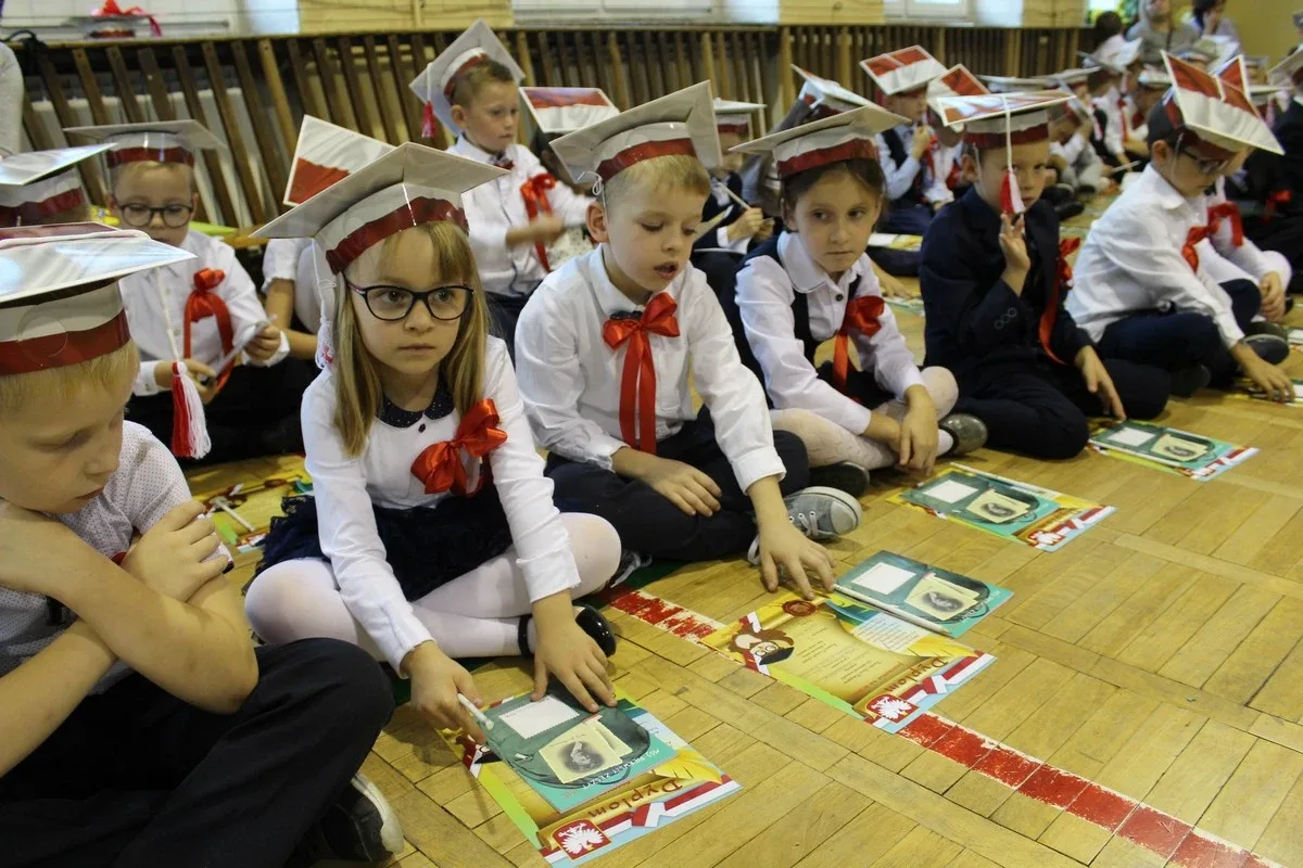 Ślubowanie pierwszaków w ostrowskiej "jedynce" (zdjęcia)