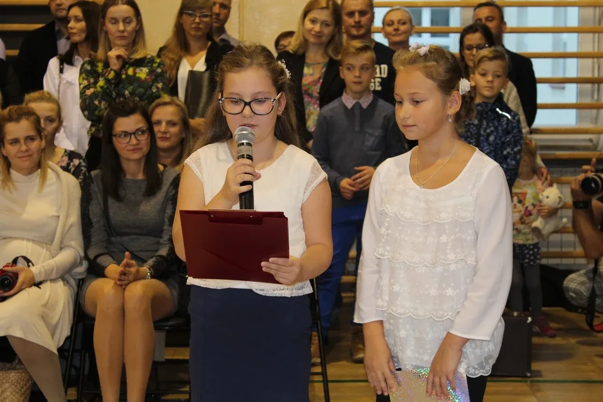 Ślubowanie pierwszaków w ostrowskiej "jedynce" (zdjęcia)