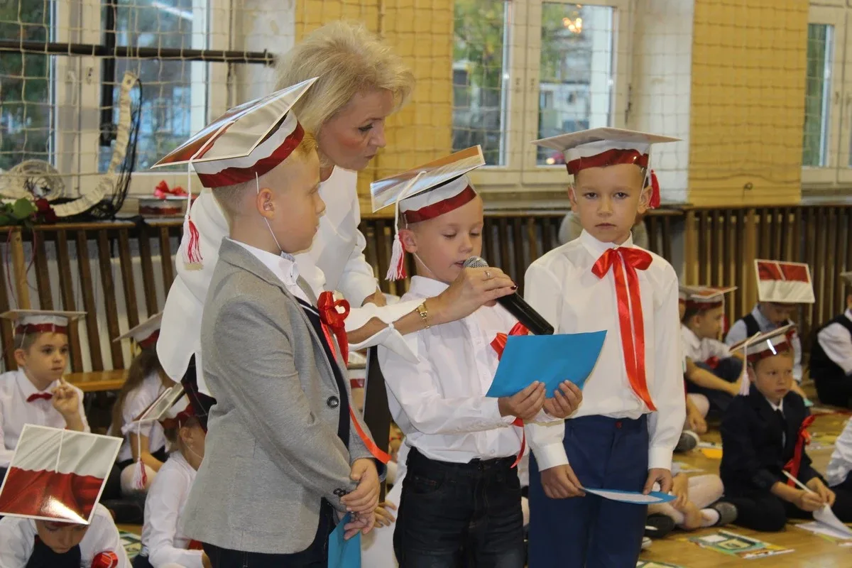Ślubowanie pierwszaków w ostrowskiej "jedynce" (zdjęcia)