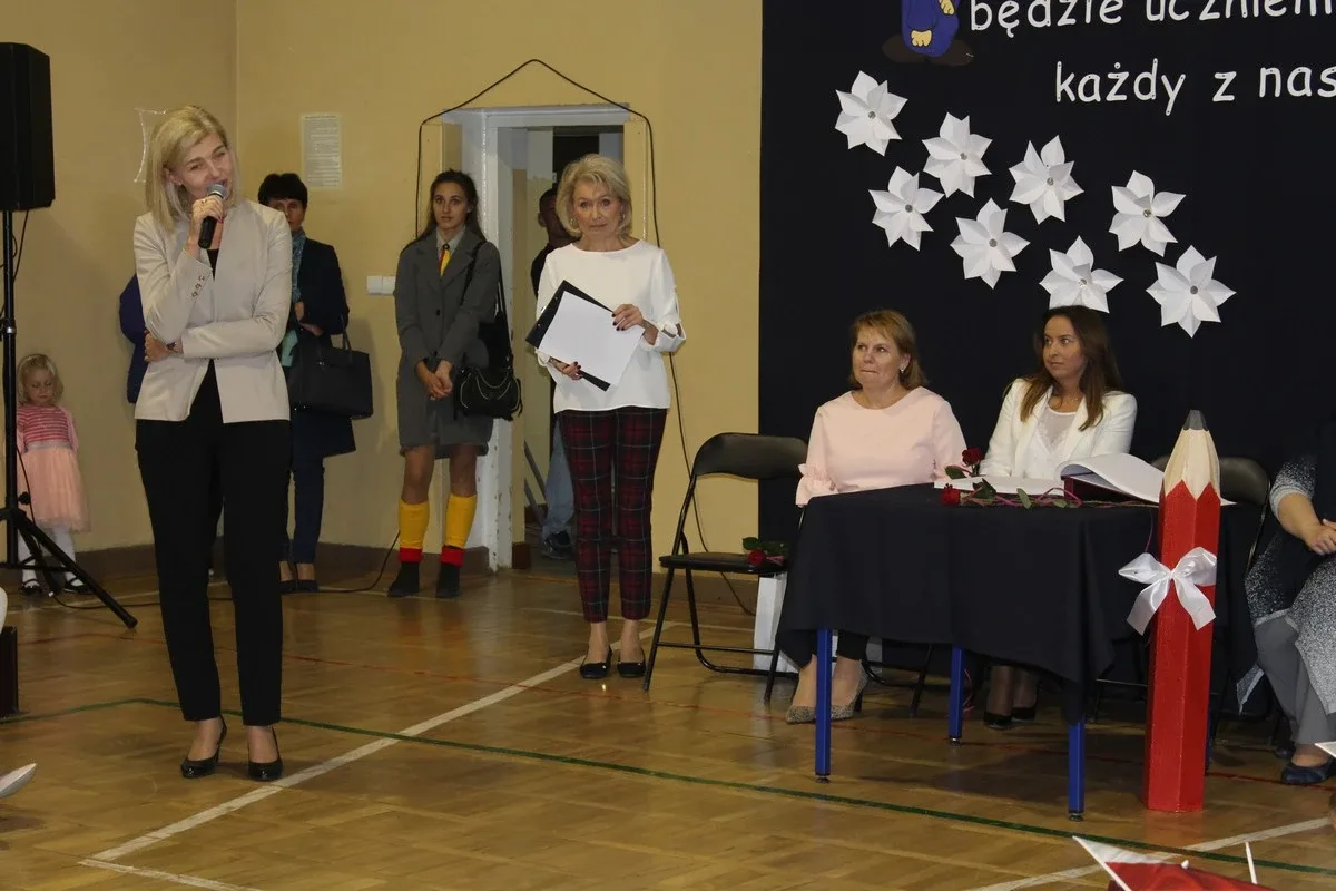 Ślubowanie pierwszaków w ostrowskiej "jedynce" (zdjęcia)