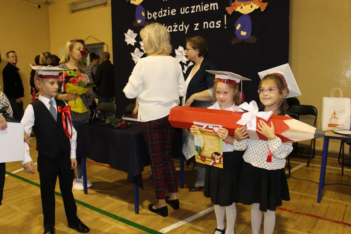 Ślubowanie pierwszaków w ostrowskiej "jedynce" (zdjęcia)