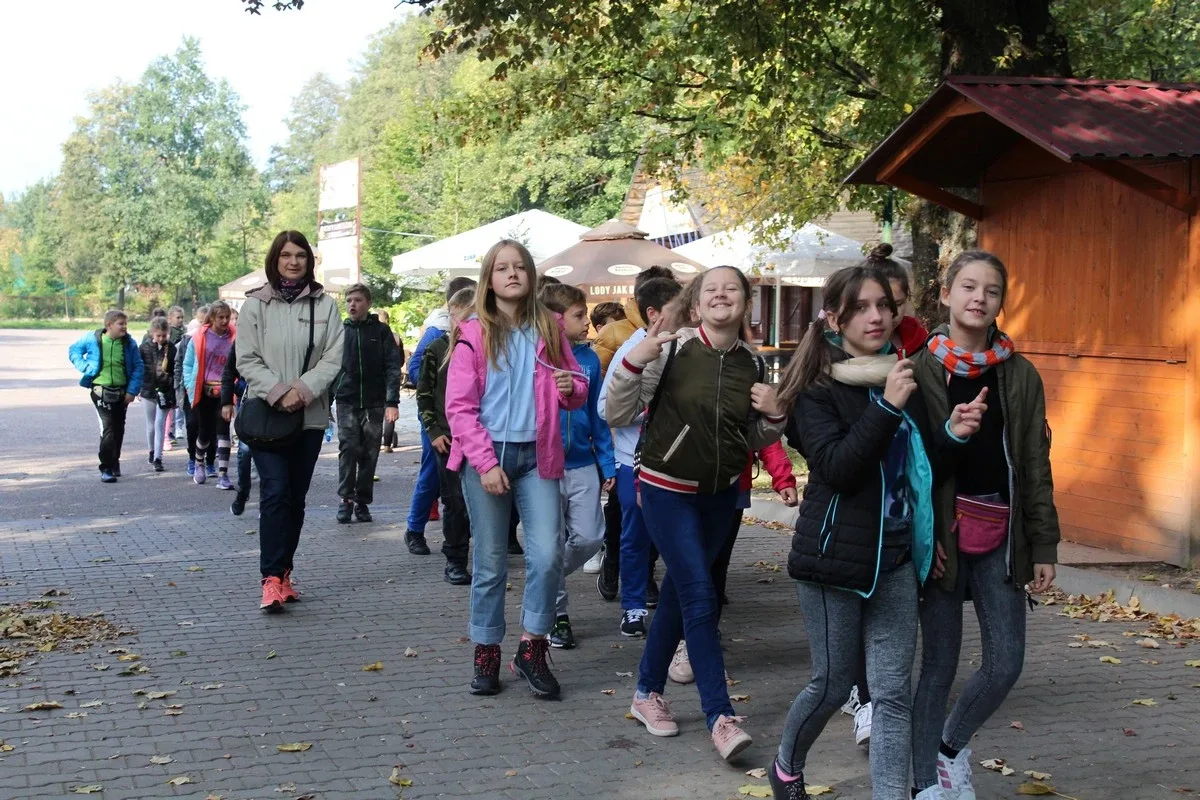 Uczniowie klas piątych na wycieczce w Białowieży (zdjęcia)