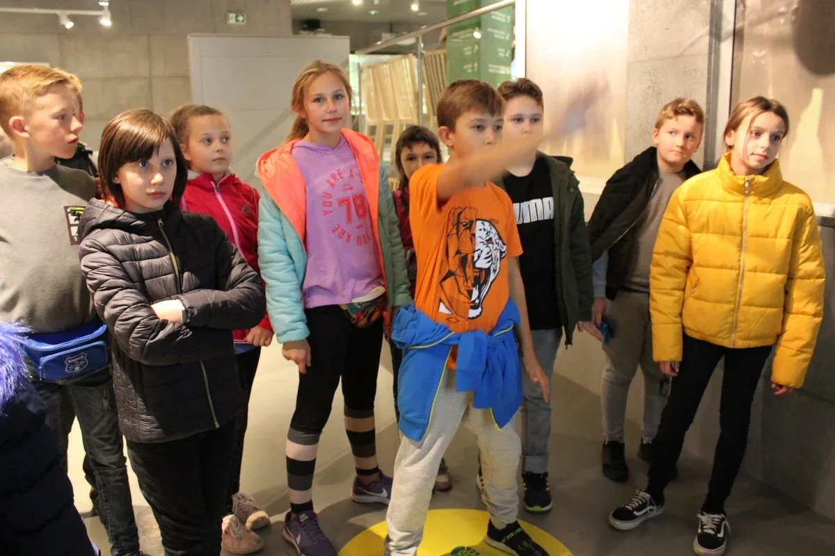 Uczniowie klas piątych na wycieczce w Białowieży (zdjęcia)