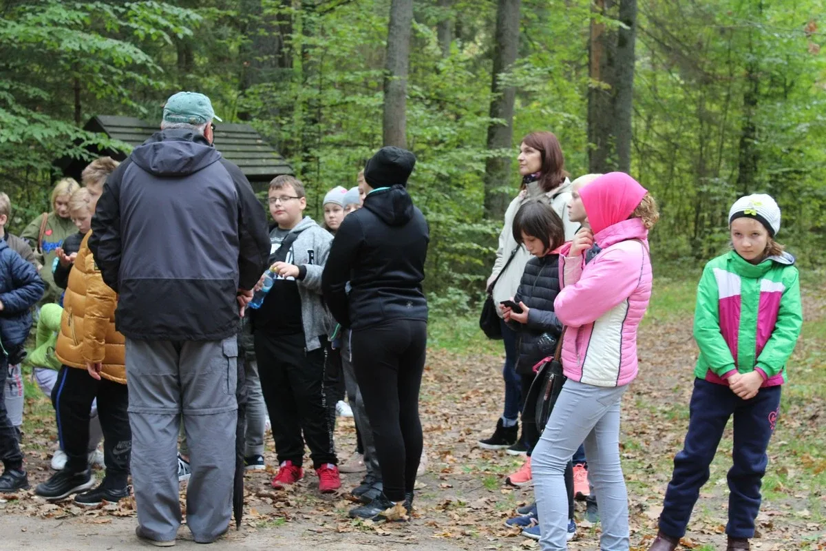 Uczniowie klas piątych na wycieczce w Białowieży (zdjęcia)