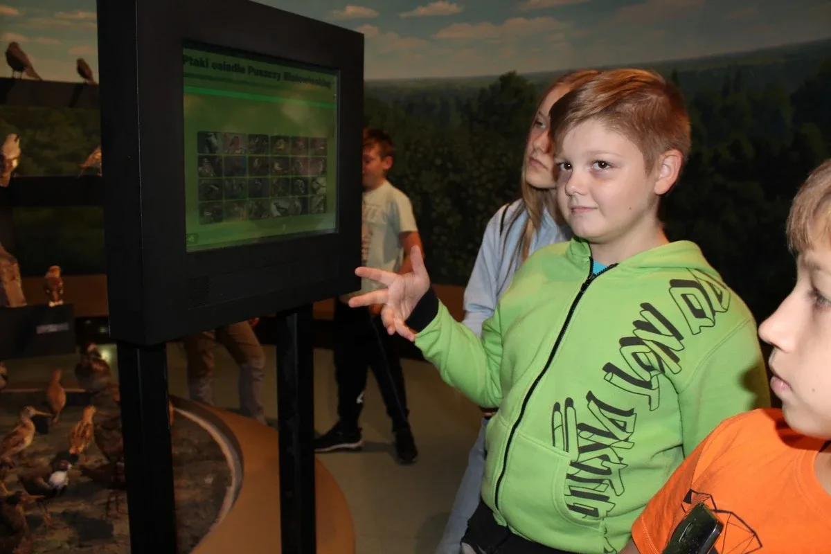 Uczniowie klas piątych na wycieczce w Białowieży (zdjęcia)