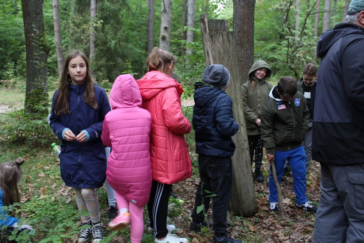 Uczniowie klas piątych na wycieczce w Białowieży (zdjęcia)