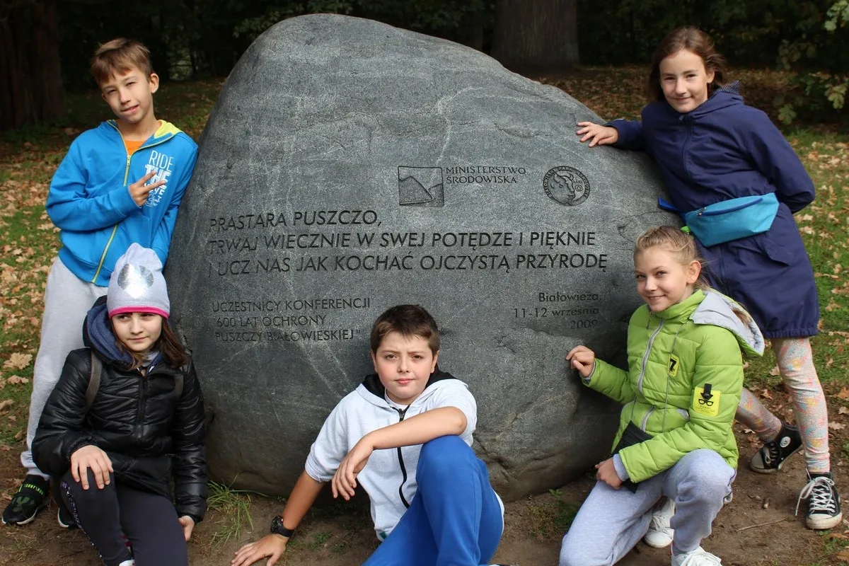 Uczniowie klas piątych na wycieczce w Białowieży (zdjęcia)