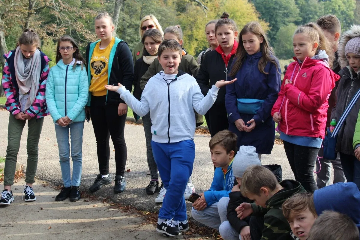 Uczniowie klas piątych na wycieczce w Białowieży (zdjęcia)