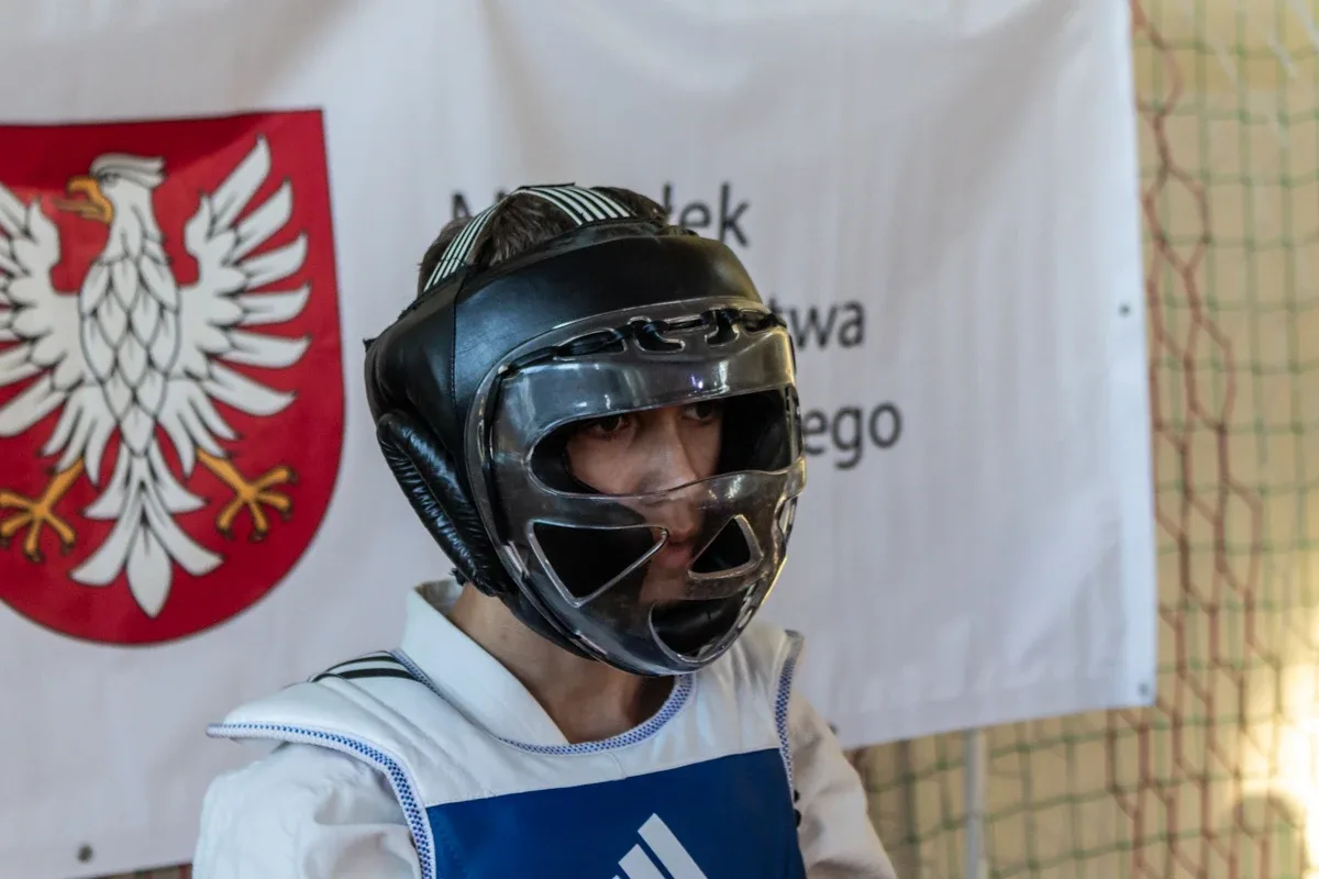 Setki karateków na macie (zdjęcia, wideo)