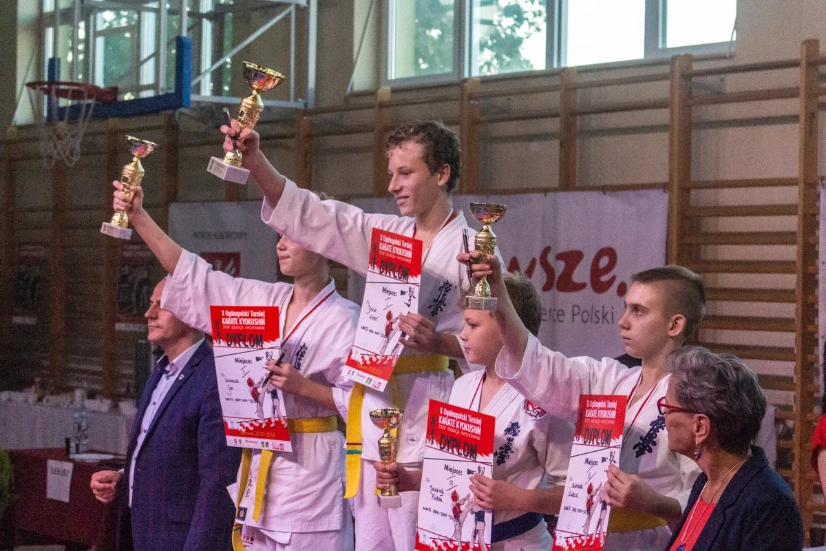 Setki karateków na macie (zdjęcia, wideo)