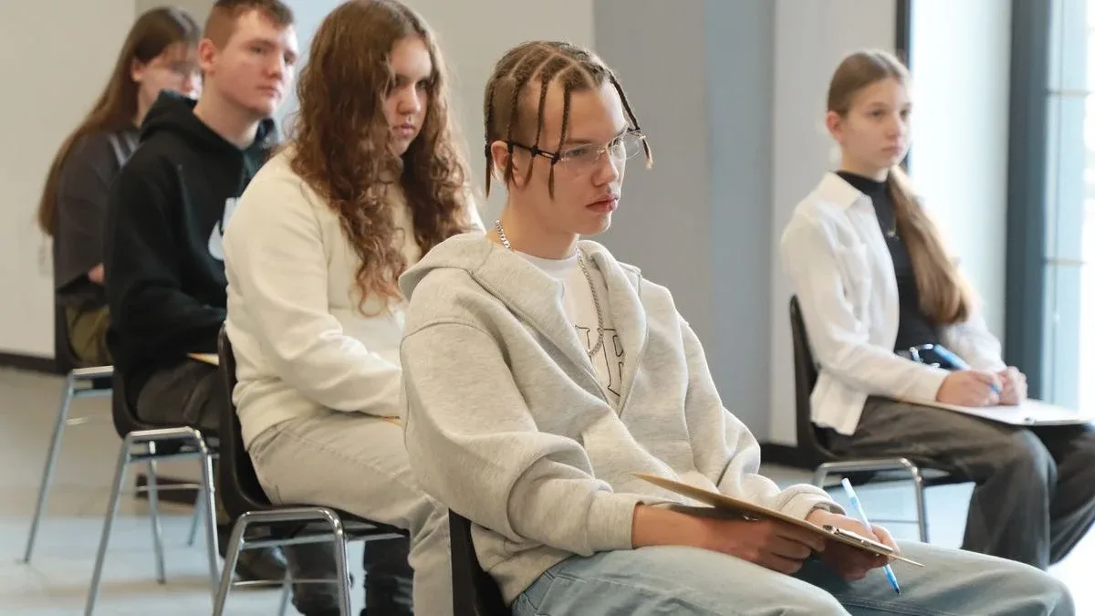 Ale pułapki w dyktandzie w Ostrowi. Pisały dzieci, pisali dorośli (zdjęcia, wideo)