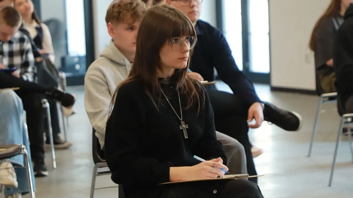 Ale pułapki w dyktandzie w Ostrowi. Pisały dzieci, pisali dorośli (zdjęcia, wideo)